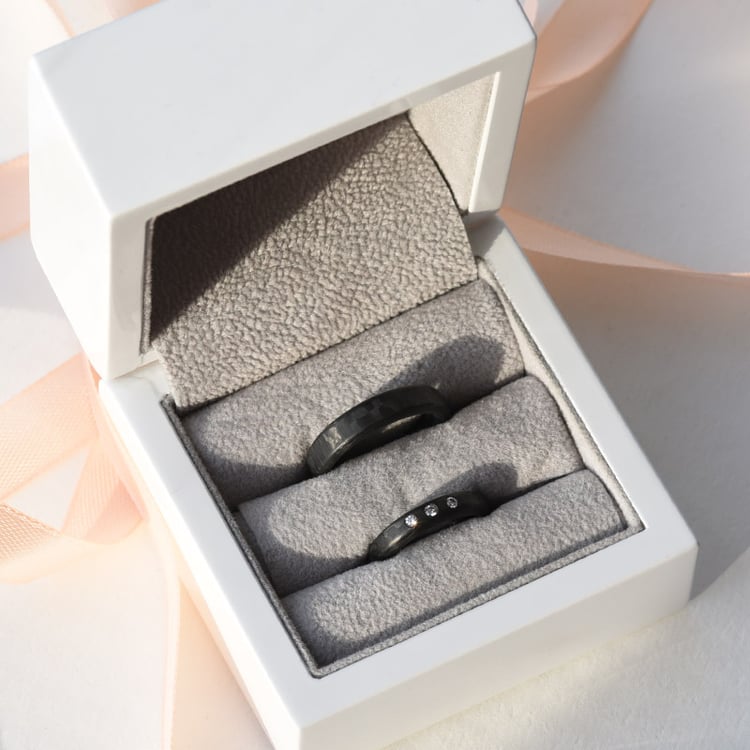 Flache Trauringe aus Carbon mit abgeschrägten Kanten und Diamanten Rayrom 77516