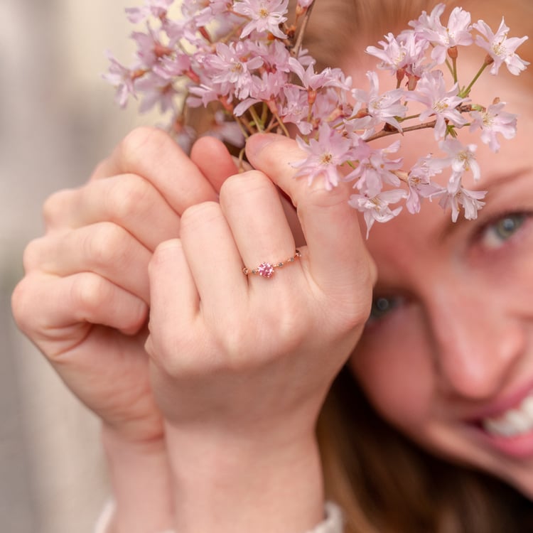 Ring mit einem rosa Lab Grown Diamanten und seitlichen Salt and Pepper Diamanten Imelda 120367