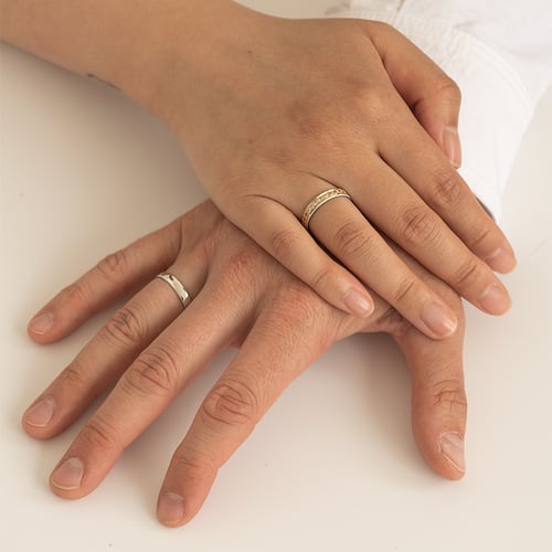 Goldene Eheringe mit verzierten Rändern und Diamanten Tasha