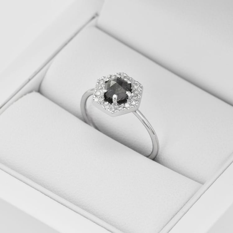 Ring mit Hexagon Salt and Pepper Diamant 34293
