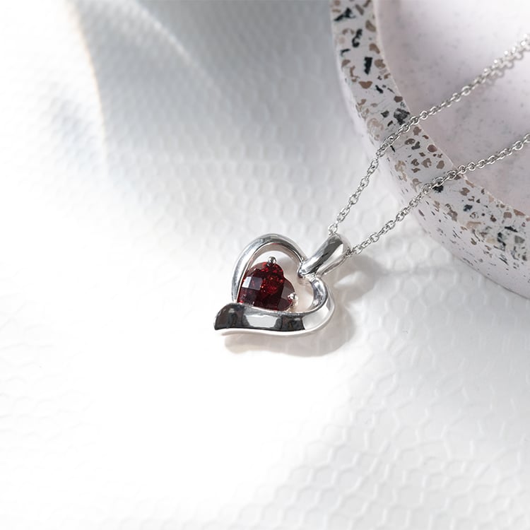 Granat in Herzform im silbernen Herz Lovelyn 130627