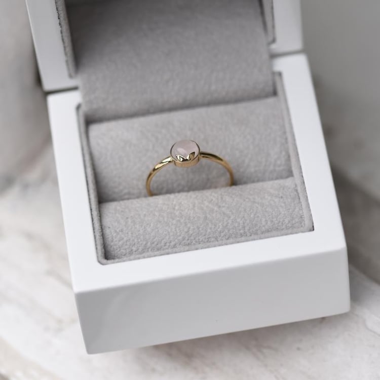 Goldener Ring mit Cabochon-Rosenquarz Yana 47832