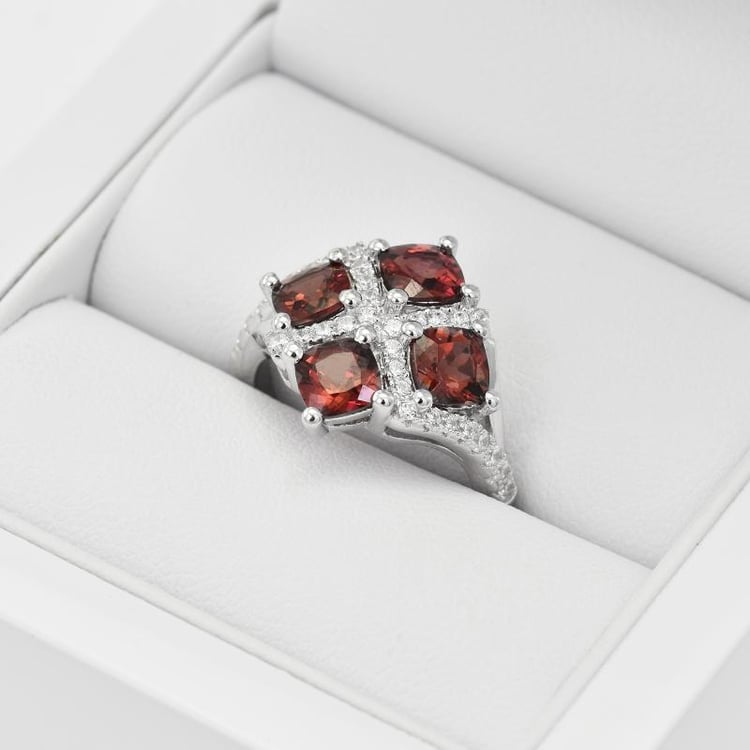 Granat-Ring in Silber in Eppi-Geschenkbox 30437