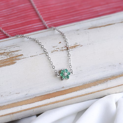 Romantisches Armband mit Smaragd-Blume Nitzan