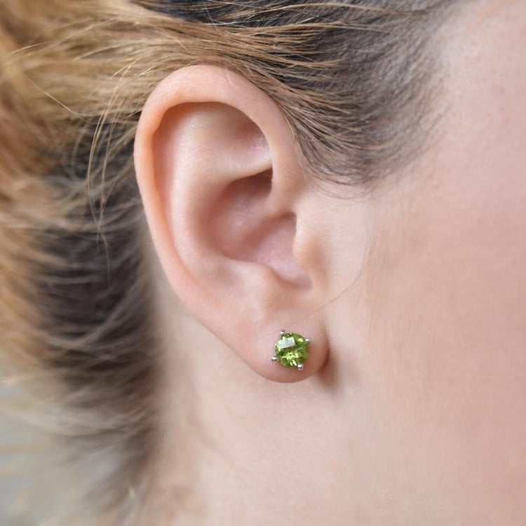Ohrstecker in Silber mit Olivinen in Ohr 18252