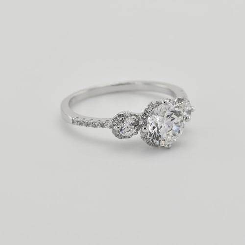Funkelnder Verlobungsring mit Moissanit und Lab Grown Diamanten Wirk