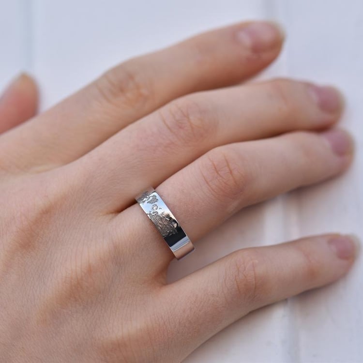 Goldene Trauringe mit Gravur der Weltkarte und Diamant Zeoni 34628