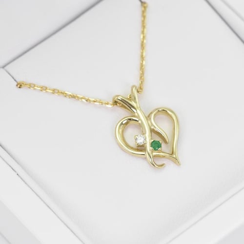Silberner Anhänger in Herzform mit einem Smaragd und Diamanten Lynelle