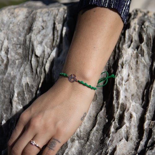 Armband mit einem Anhänger in Form der Weltkarte Globe