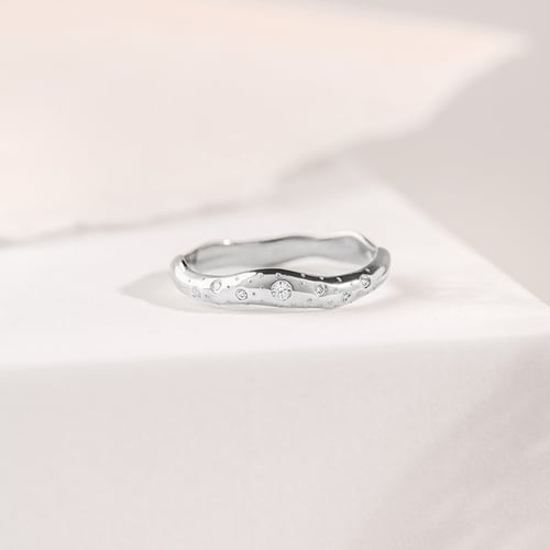 Unregelmäßige Eheringe aus Gold mit Diamanten Parnell