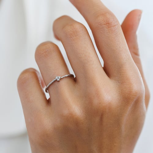 Silberner Ring mit Diamanten im Hammerschlag-Design Milan