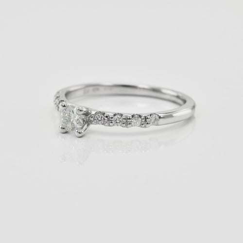 Solitär-Pave Diamant im Verlobungsring aus Gold Megha