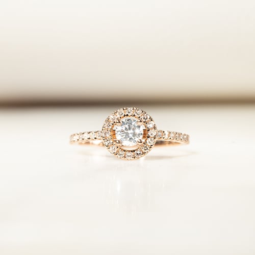 Verlobungsring aus Gold mit Diamanten im Halo-Stil Kerau