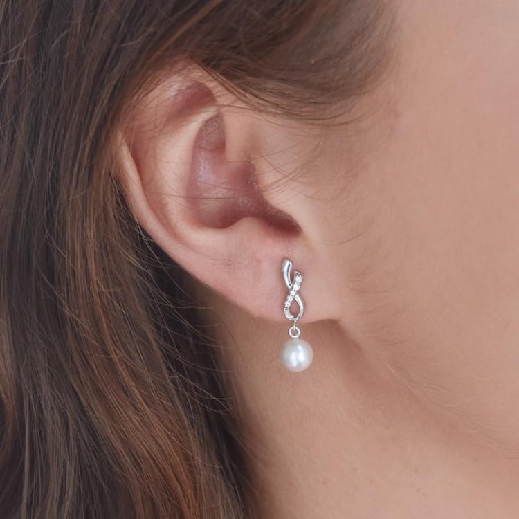 Hängende Perlenohrringe auf dem Ohr 3000