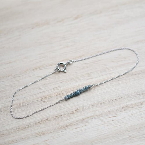 Goldarmand mit blauen ungeschnittenen Diamanten Wiul