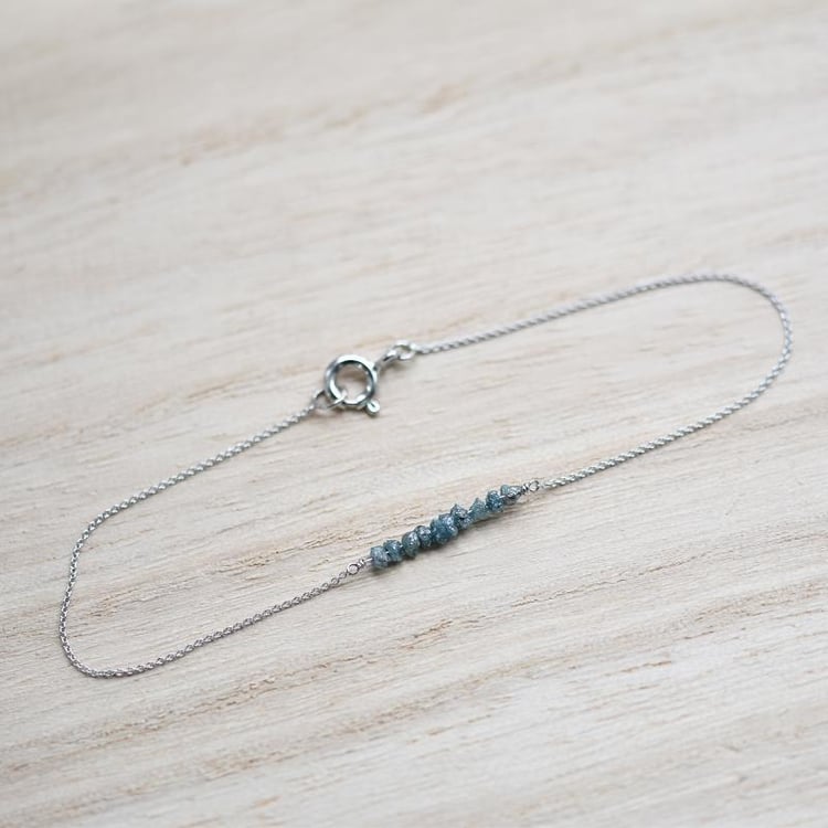 Goldarmand mit blauen ungeschnittenen Diamanten Wiul 38659