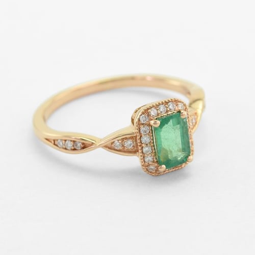 Eleganter Smaragd-Ring mit einem Meer von Diamanten Enoh
