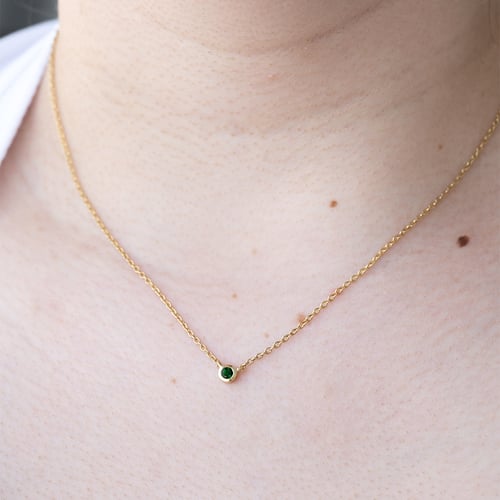 Minimalistische Kette mit einem Tsavorit Granat Glosie