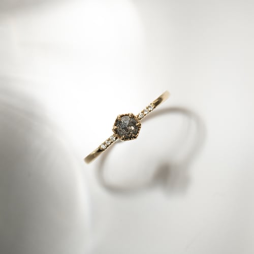 Ring aus Gold mit einzigartigem Salt and Pepper Diamanten Zamiel