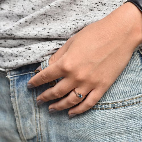 Romantischer Verlobungsring mit blauem Diamant Cearah