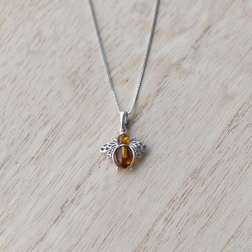 Bernsteinbiene in einem silbernen Anhänger Lethe