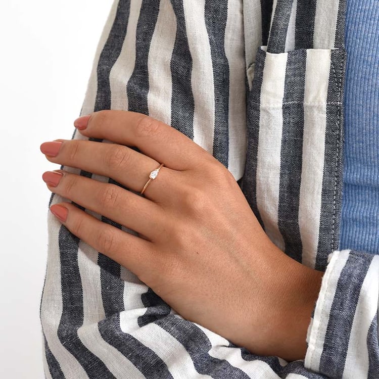 Zarter Ring mit Pear-Diamanten Celyn 100287