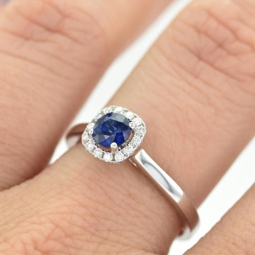 Goldener Verlobungsring mit Saphir und Diamantenkranz Reley
