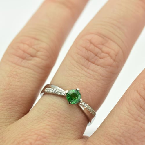 Goldring mit Tsavorit und Diamanten Sewyn