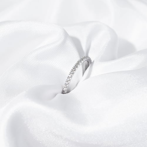 Eheringe aus Eternity-Ring mit Moissaniten und ein breiter Komfort-Ring Adva