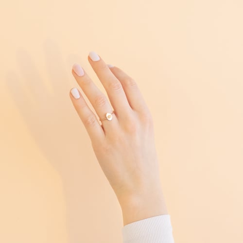 Ovaler Ring mit eingravierter Blume Agatha