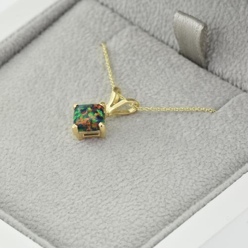Anhänger in Gold mit schwarzem Opal in Kissenform Rafyna