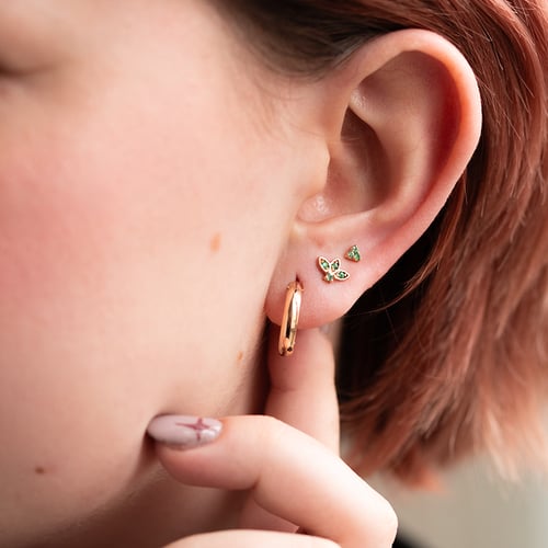 Goldener Piercing Ohrstecker mit Smaragden Masha