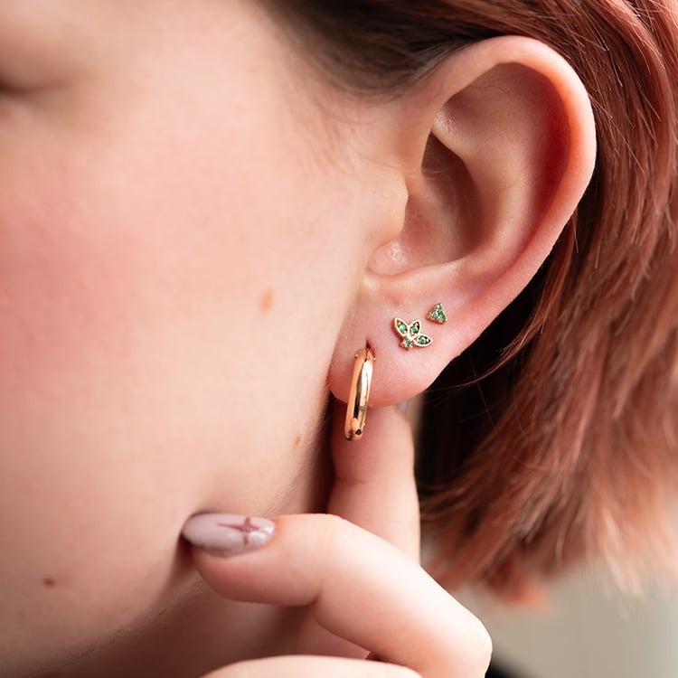 Goldener Piercing Ohrstecker mit Smaragden Masha 138310