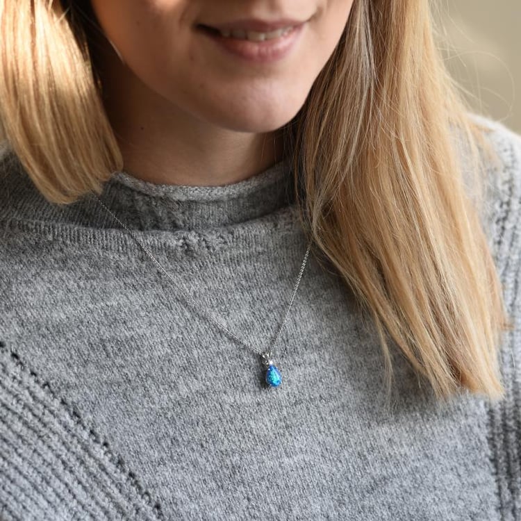 Goldanhänger mit Opal auf dem Hals 51089