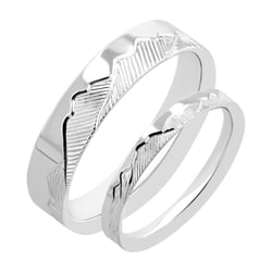 Eheringe aus Platin mit Bergpanorama von Hand graviert Safa