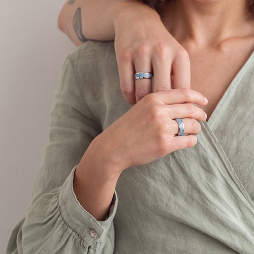 Goldene Eheringe mit blauer Opalfüllung Sariah