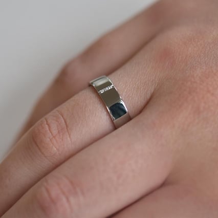 Goldene Eheringe mit Diamanten Pyar