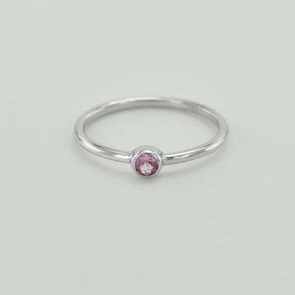 Minimalistischer Ring aus Gold mit rosa Saphir Emilien
