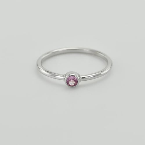 Minimalistischer Ring aus Gold mit rosa Saphir Emilien