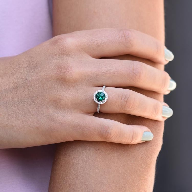 Halo Goldring mit Smaragd und weißen Topasen Maala 28866