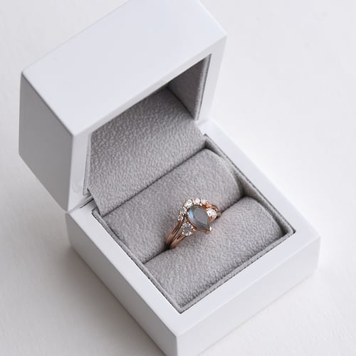 Set von Ringen aus Gold mit Labradorit und Moissaniten Bechet