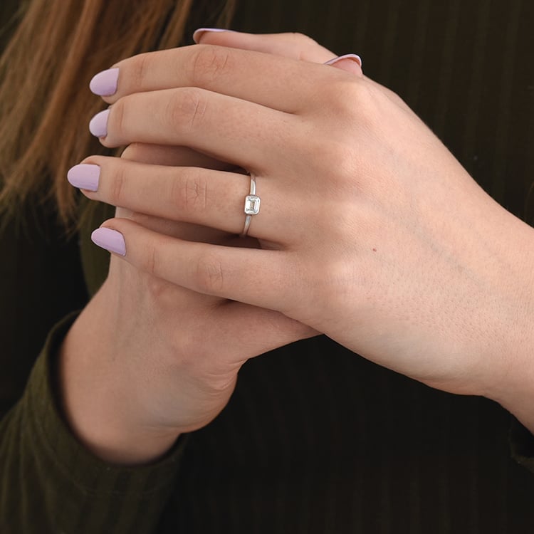 Verlobungsring mit Diamant im Smaragdschliff Sade 100357