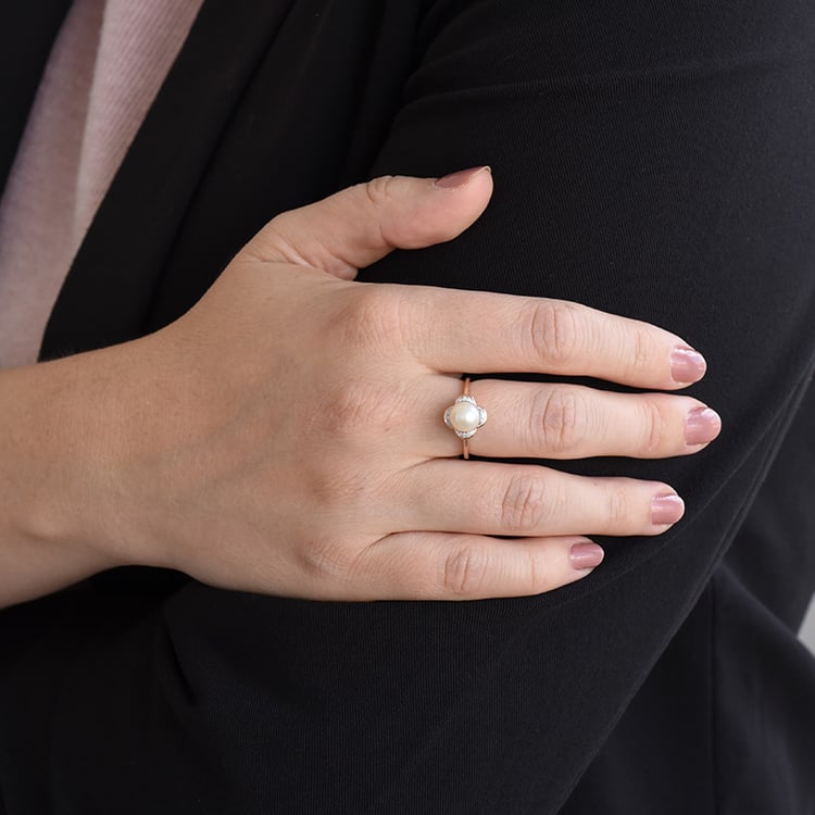 Eleganter Ring mit Perle und Diamanten in Blumenform Corynn 86628