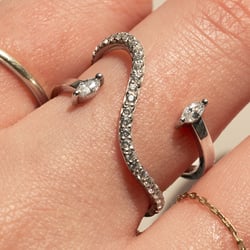 Atypischer Ring mit Moissaniten Lina