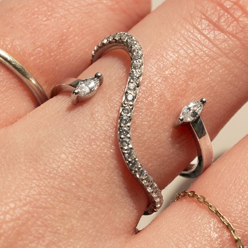 Atypischer Ring mit Moissaniten Lina