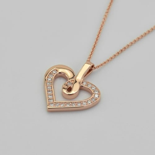 Herz aus Gold mit Diamanten in einer Anhänger Savita