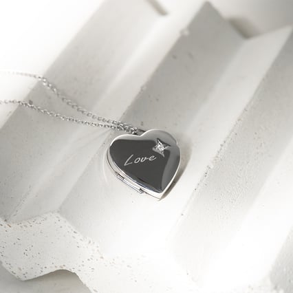 Medaillon aus Silber mit Diamant in Herzform Naila