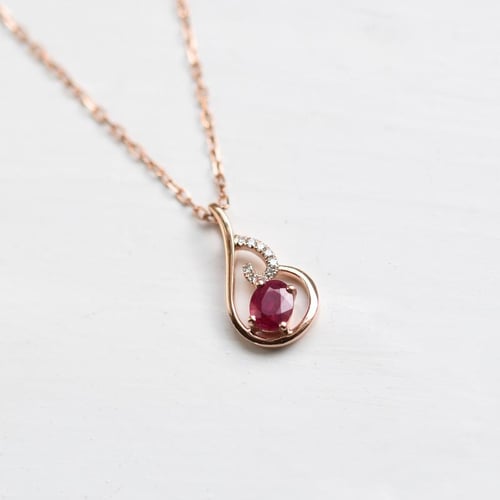 Elegante Anhänger mit Rubin und Diamanten Cor