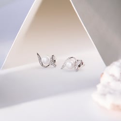Ohrstecker mit Perle und Diamanten Durga