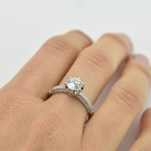 Goldener Verlobungsring mit Diamanten Lineas